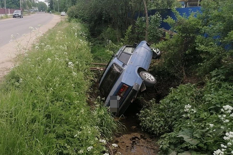 Водителю оказали помощь на месте ДТП Фото: УГИБДД России по Тверской области
