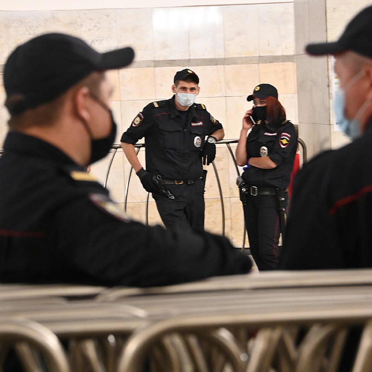 Японскую девушку трахнули толпой прямо в вагоне метро