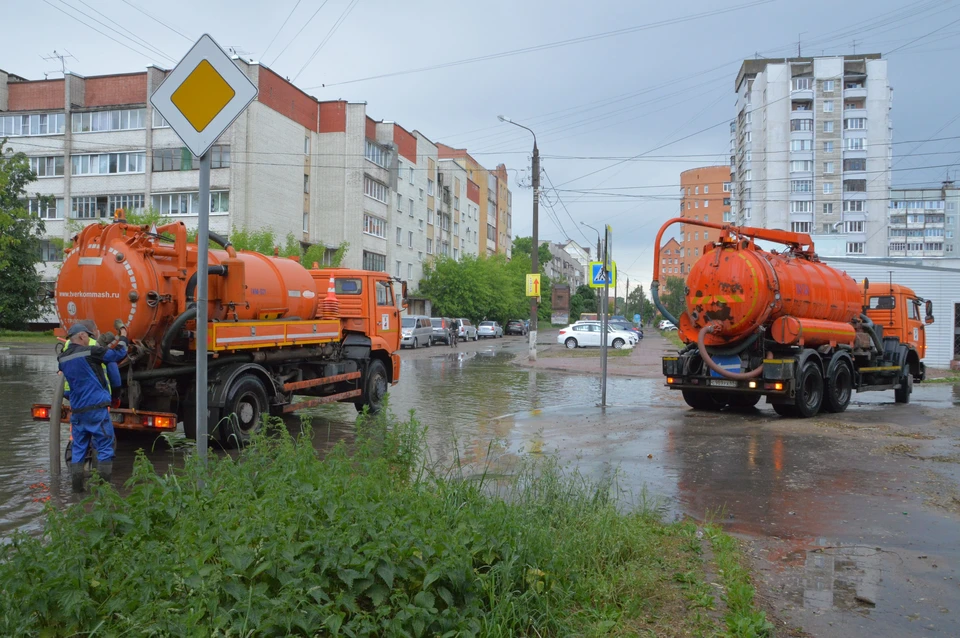Для откачки воды с улиц задействована техника МУП "ЖЭК" Фото: администрация Твери