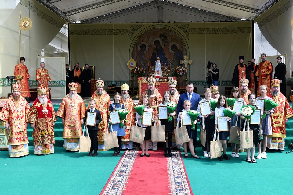 Игорь Руденя, священнослужители и дети - победители конкурса - сделали совместную фотографию на память. Фото:ПТО