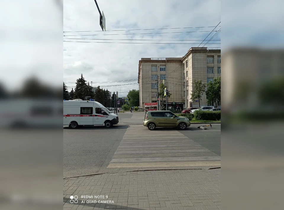 Машина пропустила всех, кроме самокатчицы. Фото: Женя Крамаренко
