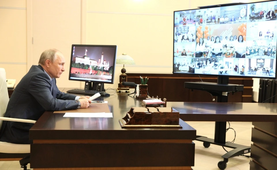 Калининградские «серебряные волонтеры» пообщались с Владимиром Путиным по видеосвязи.