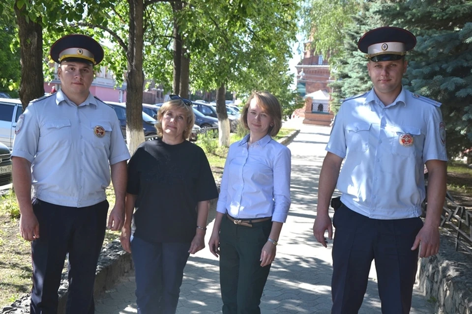 Инспекторы помогли быстро доставить женщину, которую укусила гадюка до больницы. Фото: ГУ МВД по Пермскому краю.