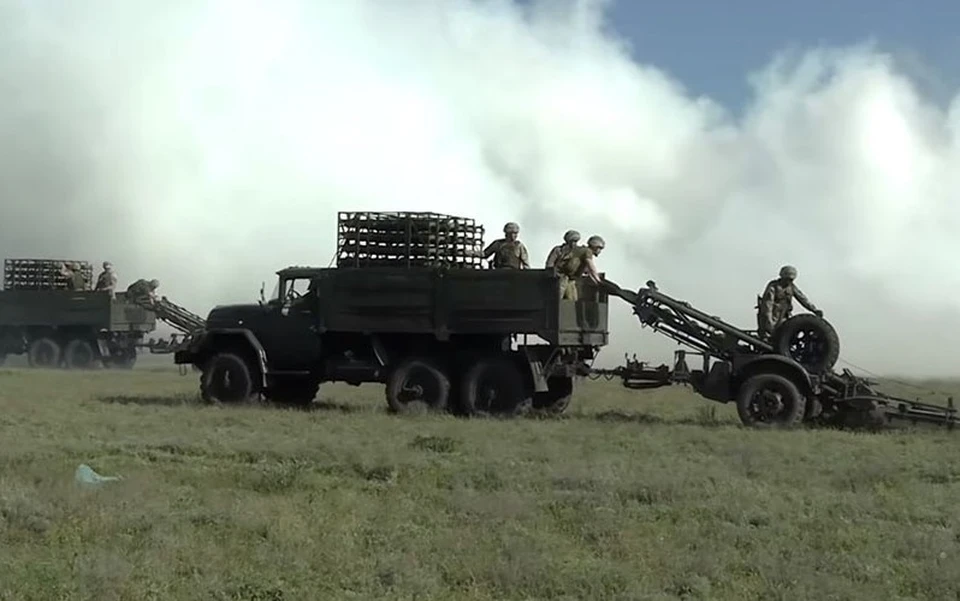 Украина продолжает практику проведения военных учений рядом с российской границей. Фото: командование объединенных сил ВС Украины / Facebook.