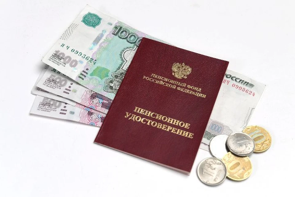 Чтобы считаться многодетной матерью и получить за это пенсию досрочно, нужно не только родить детей, но и воспитать их