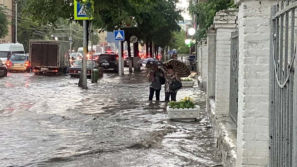 Улица Дзержинского. Воды на тротуарах по колено.