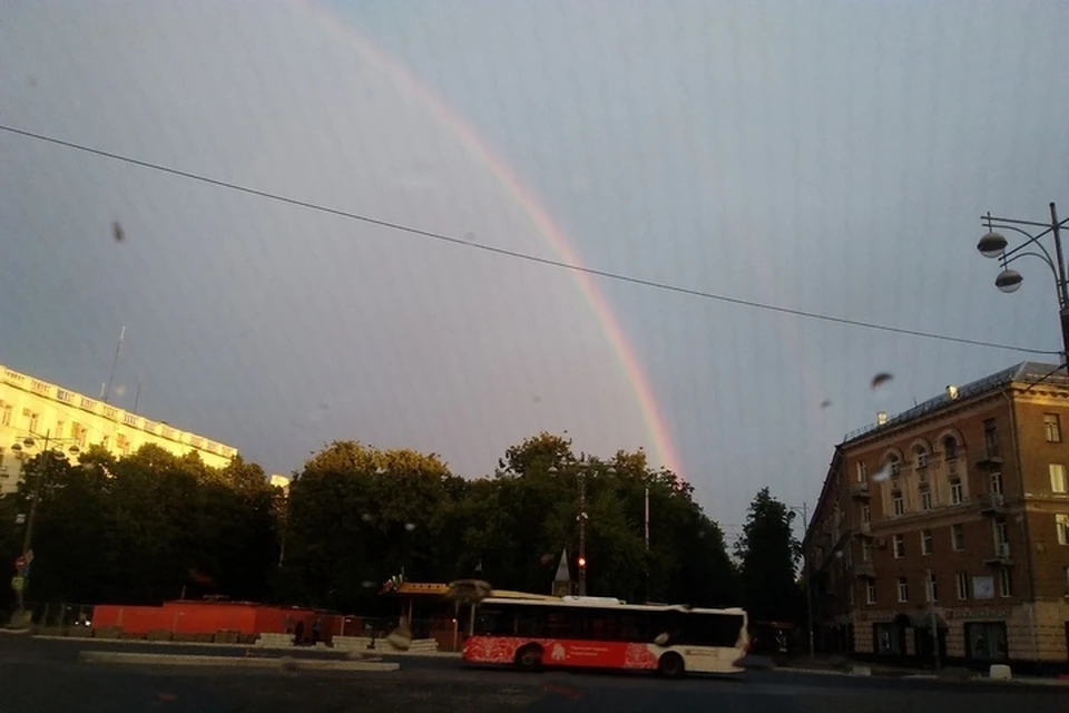 Фото с радугой в небе над Пермью пользователи размещали в соцсетях.