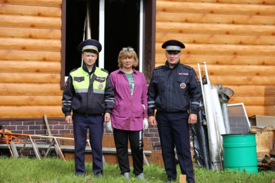 Будучи на посту, лейтенанты полиции Владимир Трышканов и Алексей Сухих увидели дым в одном из домов.