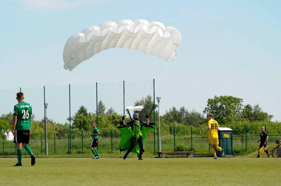В Польше парашютист экстренно приземлился на футбольное поле во время матча и получил желтую карточку. Фото: ZKS Olimpia Elblag