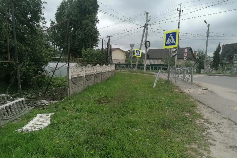 В Бежицком районе Брянска ночью пьяная компания врезалась на автомобиле в забор. Фото: "ЧП и ДТП Брянск", vk.com.