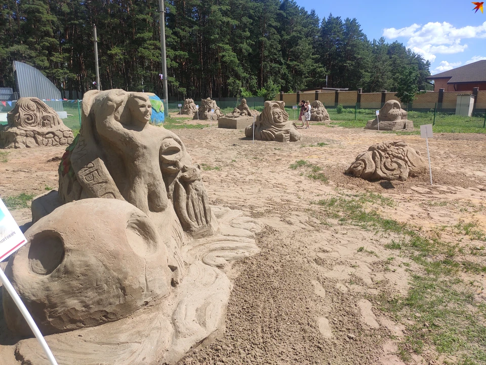 Под Энгельсом открылась выставка песочных скульптур