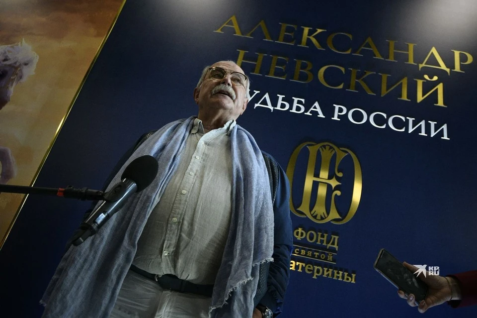 Второй компонент вакцины режиссер получил около двух недель назад.
