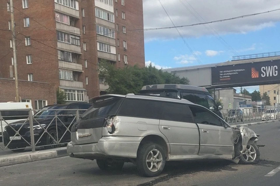 В Новосибирске иномарка снесла забор. Фото: АСТ-54