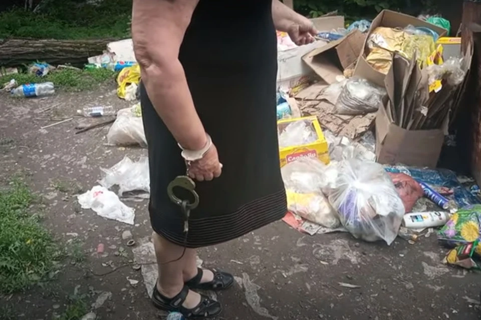Подозреваемая показала, где выбросила пустую барсетку, из которой забрала деньги. Фото: МВД ДНР