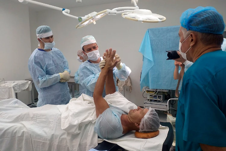 Вернуть пальцам подвижность за 15 минут: в «Реавизе» без разрезов и наркоза оперируют пациентов с патологиями кисти