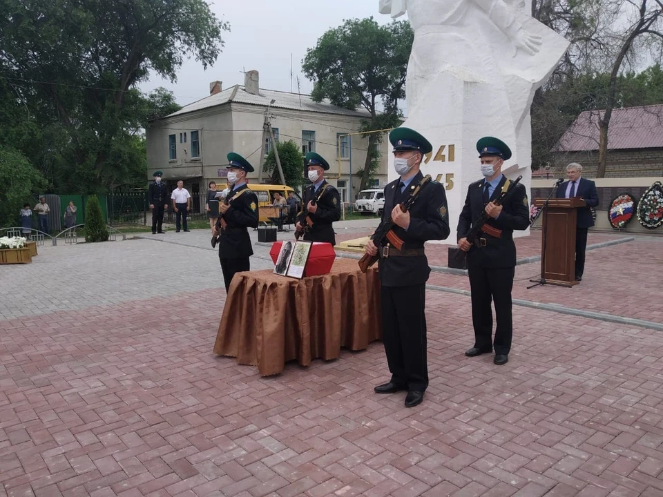 В Дергачах прошла церемония перезахоронения останков героя ВОВ