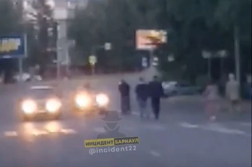 Драка в Барнауле. Фото: скриншот с видео в группе "Инцидент Барнаул"