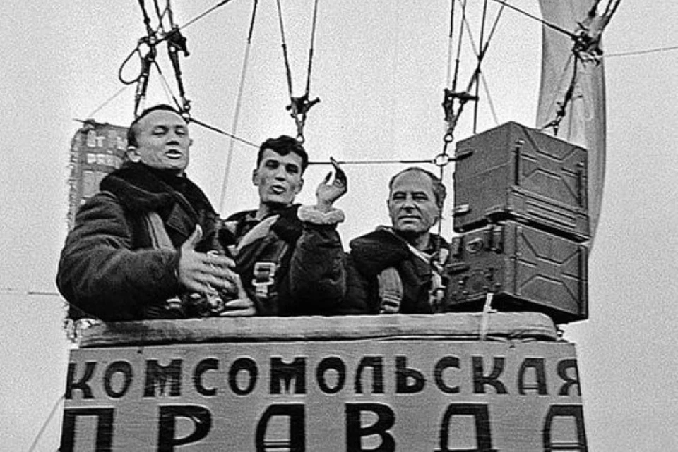 Леонид Репин (крайний слева) в своей первой воздушной экспедиции «Комсомолки» (1968 год). Фото: Личный архив