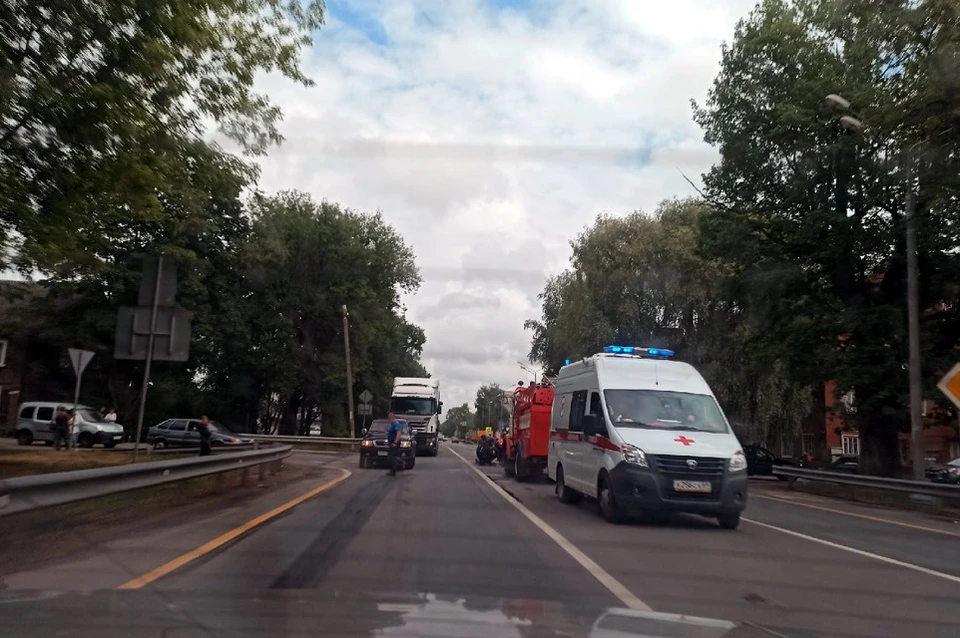 На место аварии приехали медики на скорой, а также пожарные.