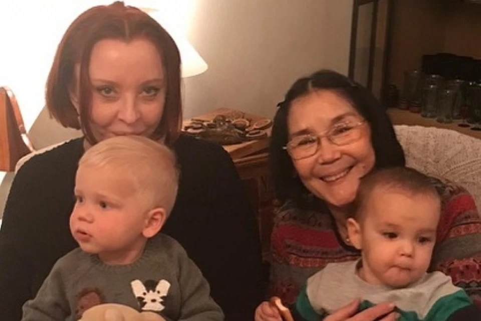 Анастасия Вертинская и Наталья Аринбасарова с внуками. Фото: Instagram Егора Кончаловского