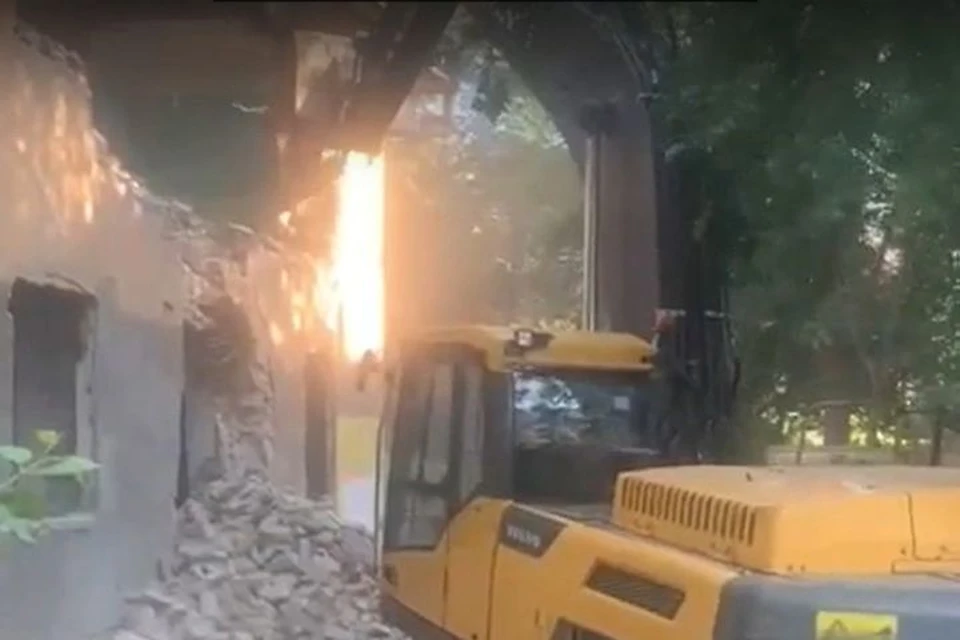 Во дворе дома №14 снова были замечены экскаватор и рабочие. Фото: со страницы ВКонтакте Андрея Ковалева