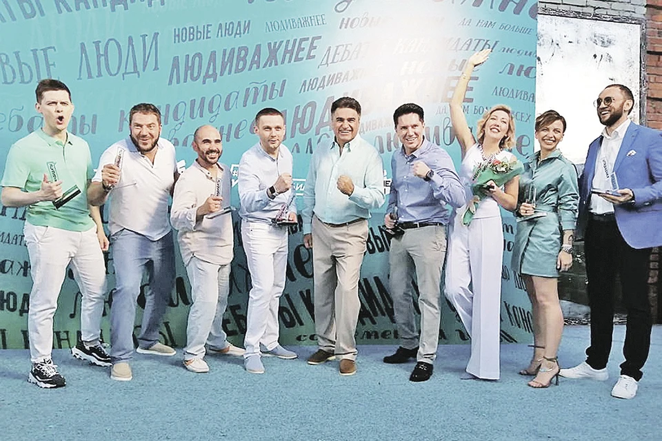 Алексей Нечаев (в центре) с финалистами и победителями. Фото: Михаил ГОРШКОВ