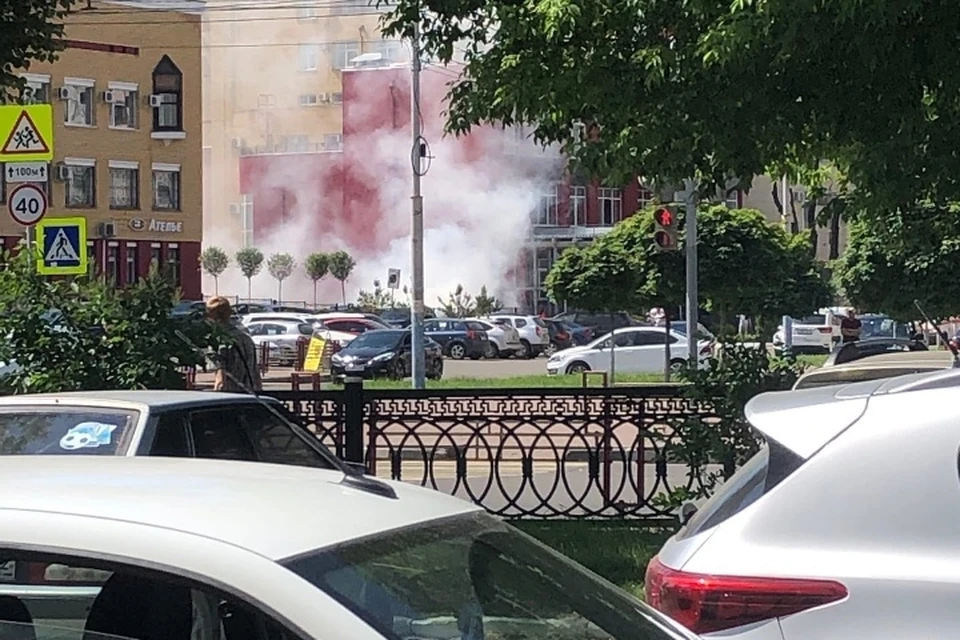 В Советском районе Брянска возле здания МПСУ загорелся мусор в металлическом контейнере. Фото: vk.com, "ЧП и ДТП Брянск".