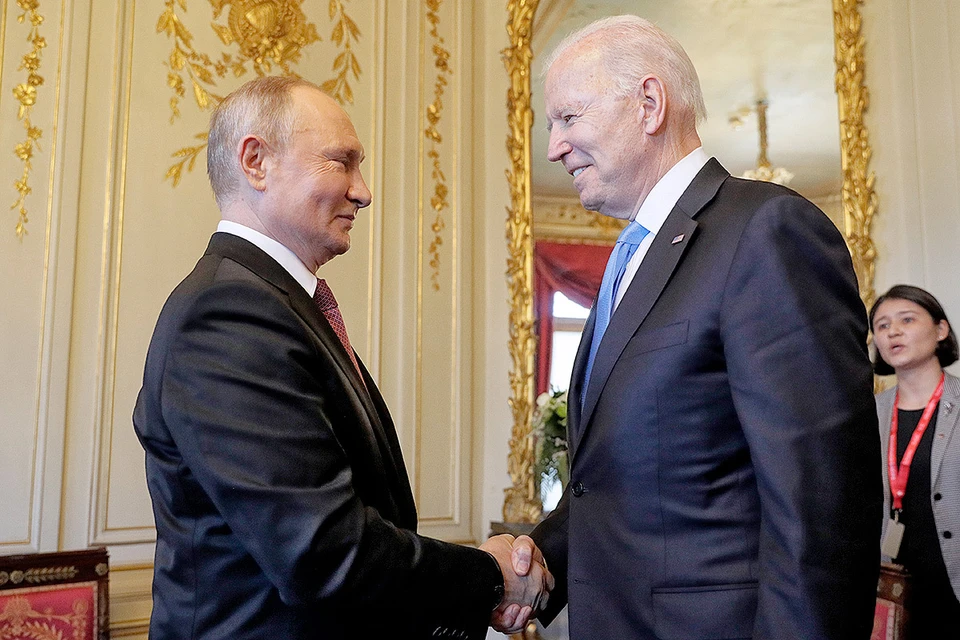 Президент России Владимир Путин и президент США Джо Байден (слева направо) во время встречи в рамках российско-американского саммита на вилле Ла-Гранж. Фото: Михаил Метцель/ТАСС
