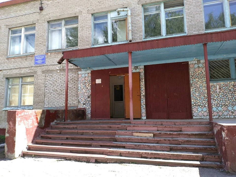 Кажется, школа № 38 выглядела такой, как на этой картинке, и десять, и двадцать лет назад. Здесь даже входные двери в классы сохранились с 1970-х. Фото пресс-службы мэрии.
