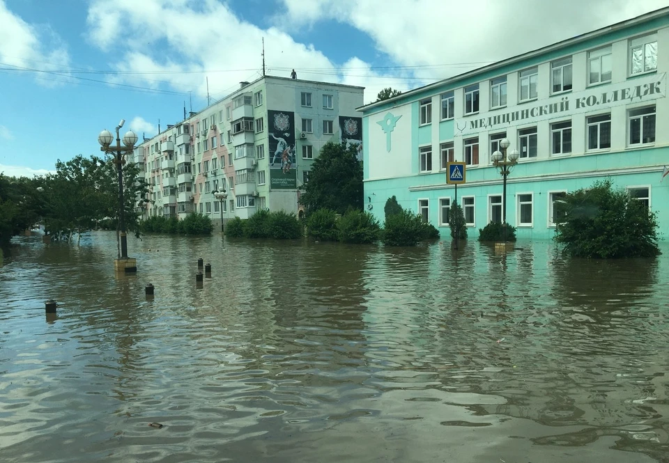 В Ялте в 8.00 утра затопило пешеходные переходы между улицами Московской и Киевской. Фото: Сергей Аксенов / Вконтакте.