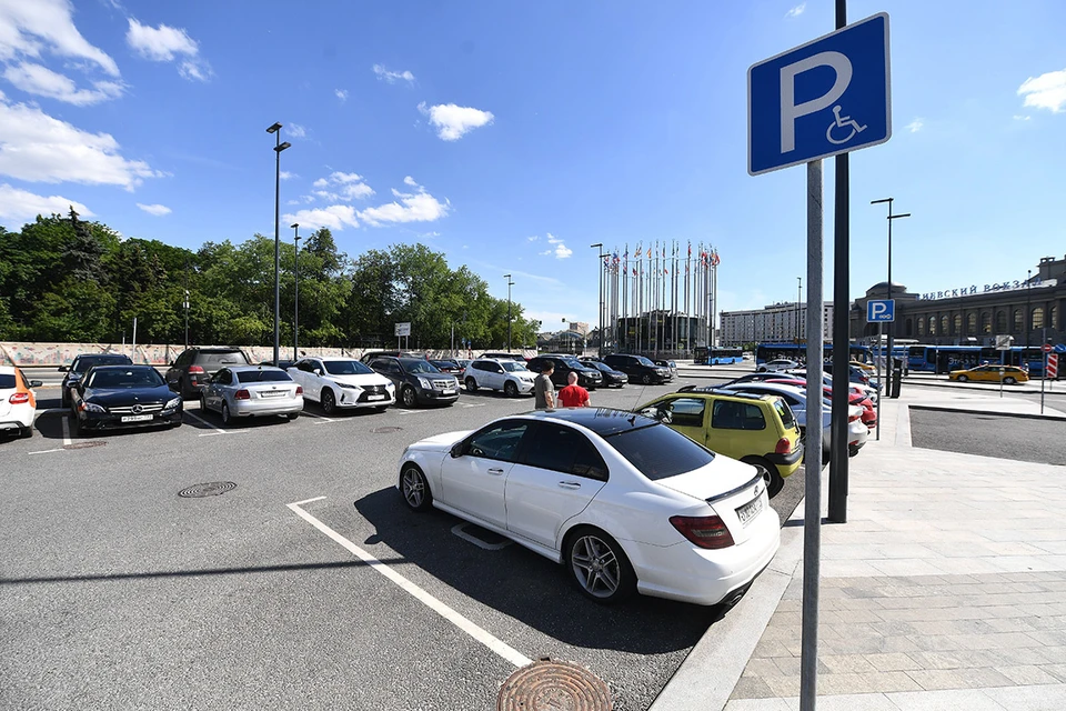 Некоторые паркуют свои авто на льготные места без желтых наклеек - это противоречит закону.