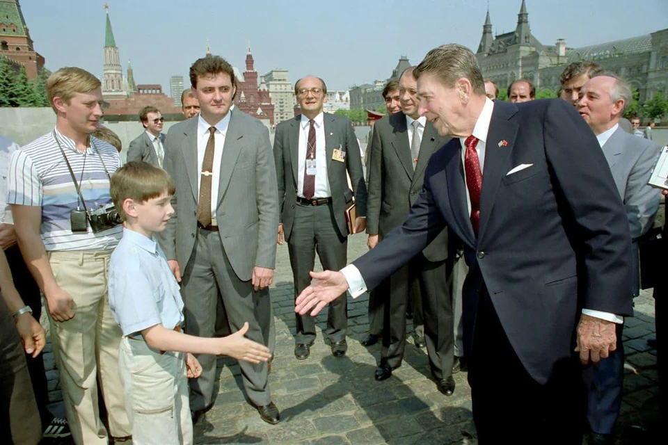 За спиной ребенка стоит мужчина в рубашке и с фотоаппаратом на груди. В нем-то американцы и узнали будущего российского президента. Фото: gettyimages