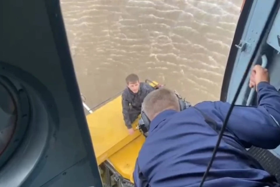 Наводнение в Забайкальском крае 2021: спасатели эвакуируют людей лодками и вертолетами. Фото: ГУ МЧС России по Забайкальскому краю