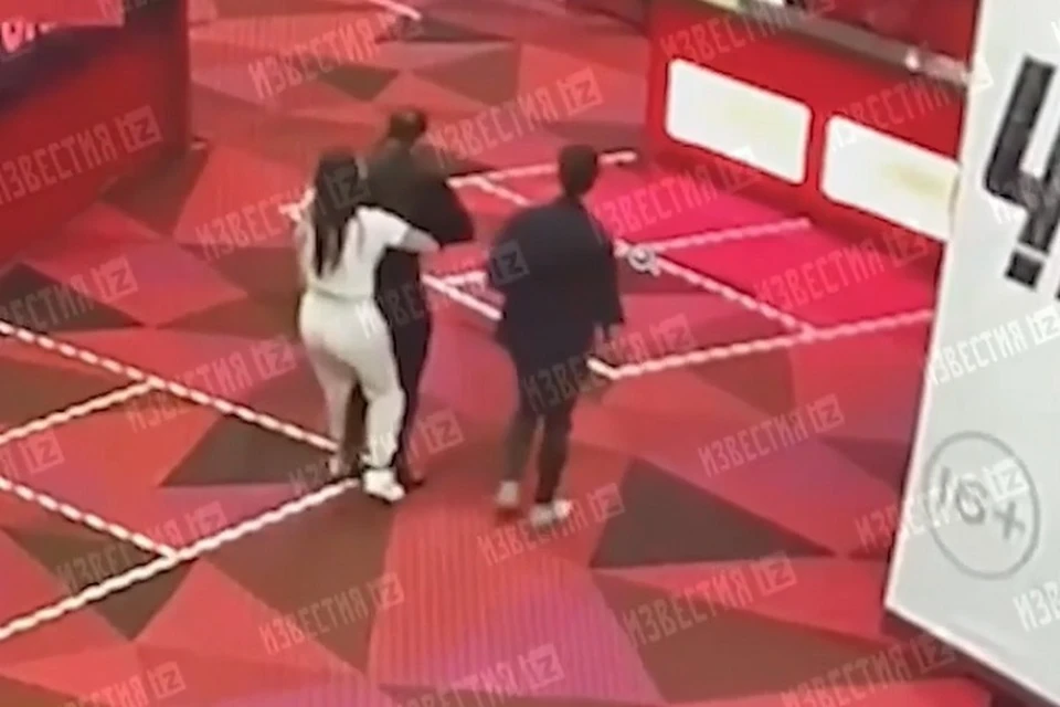Видео из московского кинотеатра, где посетитель достал нож на просьбу надеть маску, появилось в сети