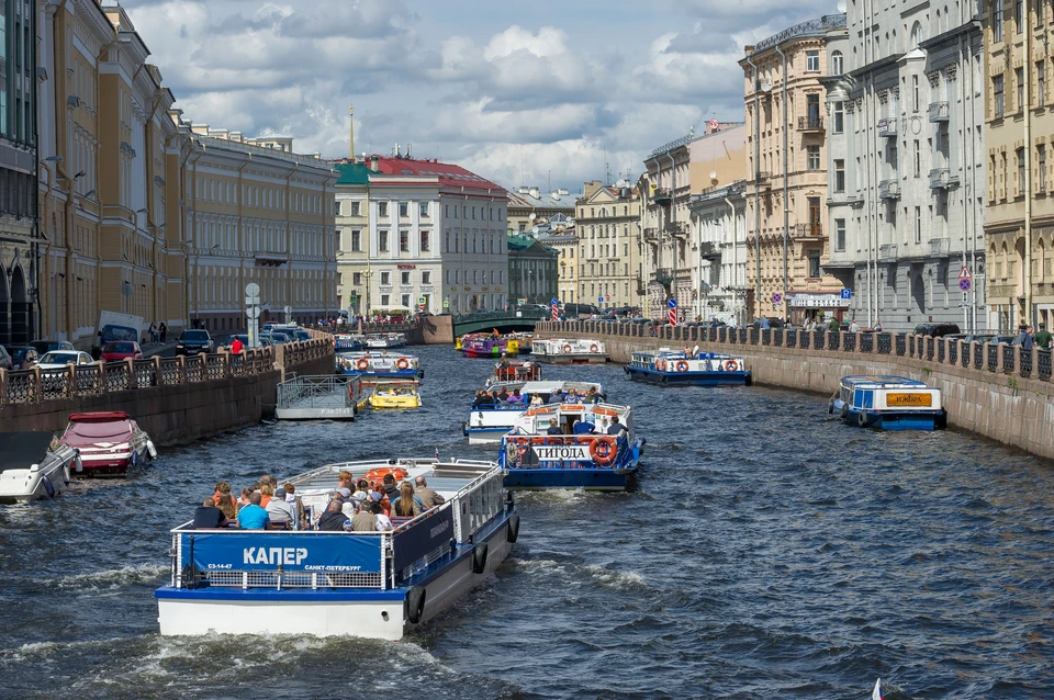 Петербуржец упал с теплохода в реку, зацепившись за мост.