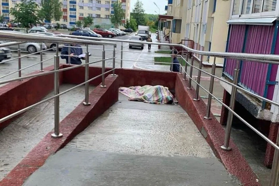 В Новосибирске, вечером, 22 июня, под окнами дома в Первомайском районе обнаружили погибшего мужчину. Фото: pervomayka54
