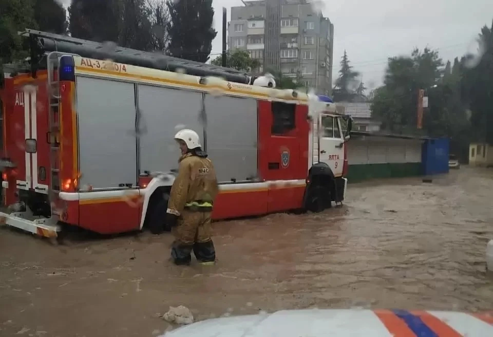 Ялта во время ливня. Фото: ГУ МЧС по РК