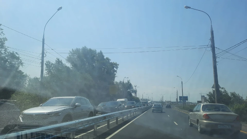 На Южном шоссе начали ставить ограждения на разделительной полосе