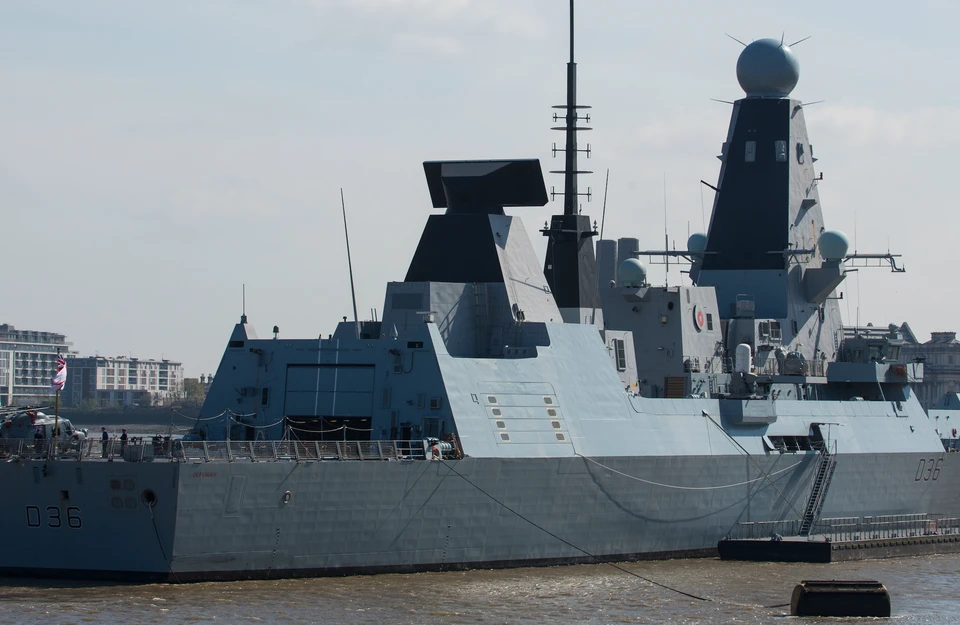 Черноморский флот совместно с пограничниками остановил нарушение российской границы британским эсминцем Defender у мыса Фиолент.