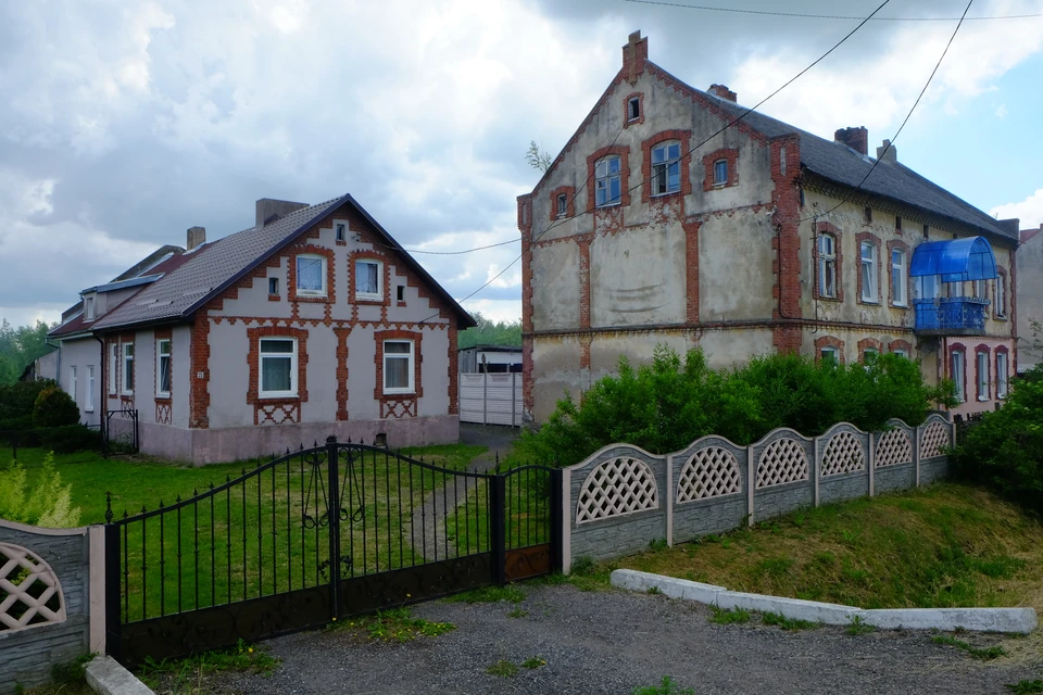 Слева - дом Леонтьевых, справа - дом, в котором останавливались солдаты и офицеры во время учений.