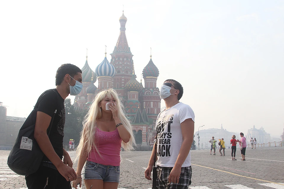 Туристы на Красной площади в Москве во время смога 2010 года.