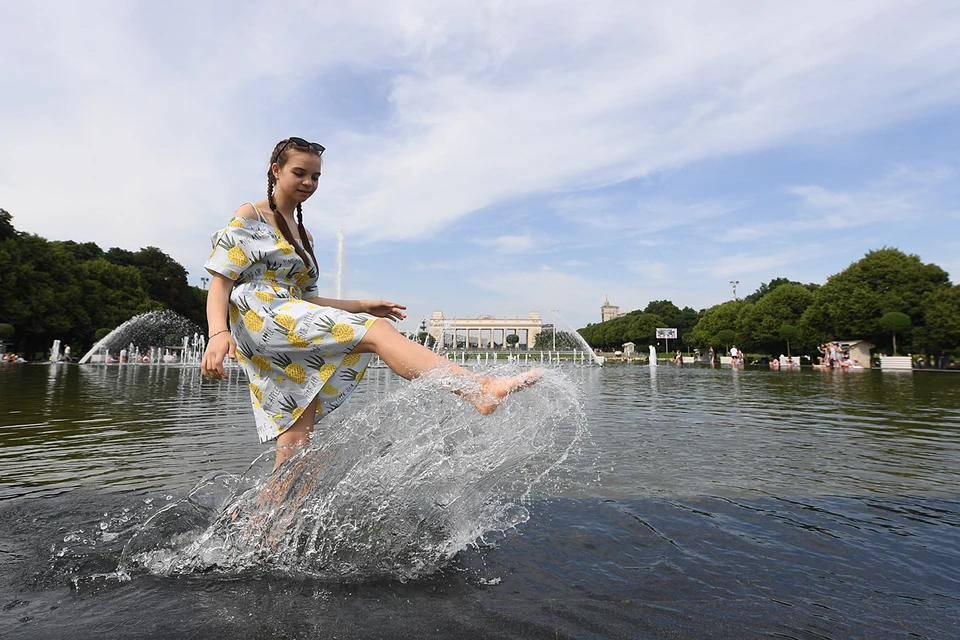 Чем хорош для купания Фигурный фонтан в парке Горького, так это отсутствием ограждения. Вода буквально в шаговой доступности