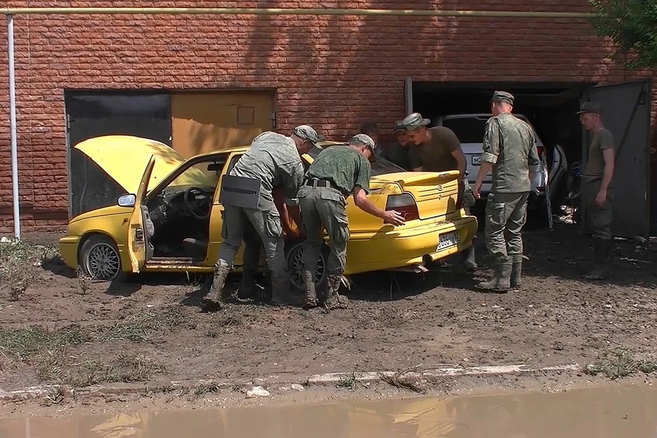 Российские военнослужащие завершил работы по ликвидации последствий потопа в Керчи Фото: ТАСС