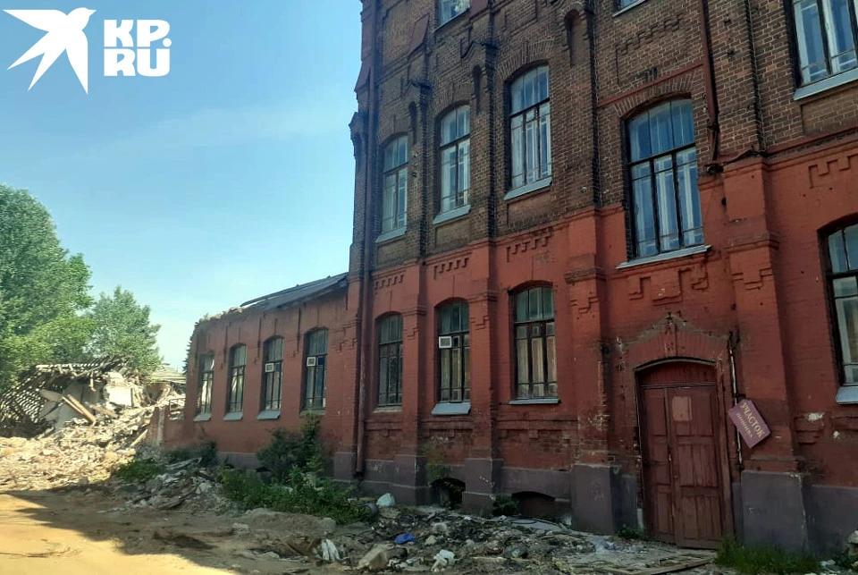 Часть архитектурного ансамбля превратилась в завал (на дальнем плане).