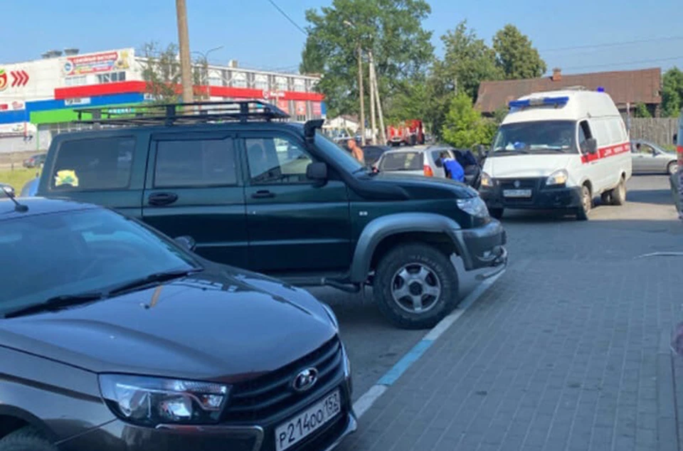 В Выксе женщина родила прямо на парковке возле супермаркета. ФОТО: "Нижний Новгород. Без цензуры"