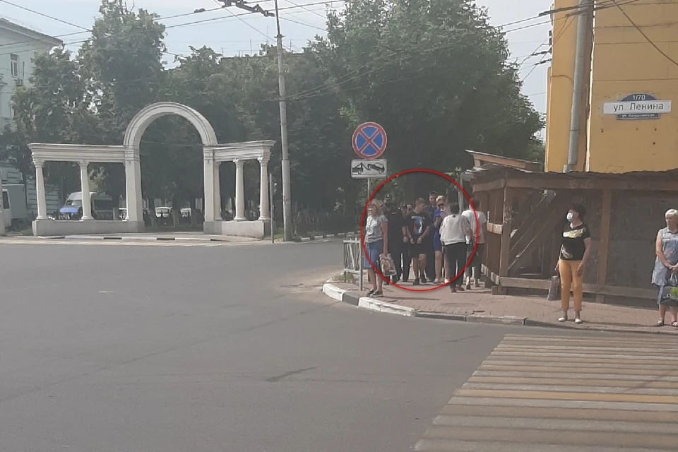 Молодой рязанец в наручниках и с полицией взбудоражил соцсети. Фото: НРВК.