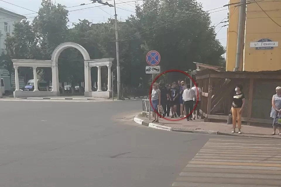 Стало известно, в чем обвиняют молодого рязанца, которого вели в наручниках.
