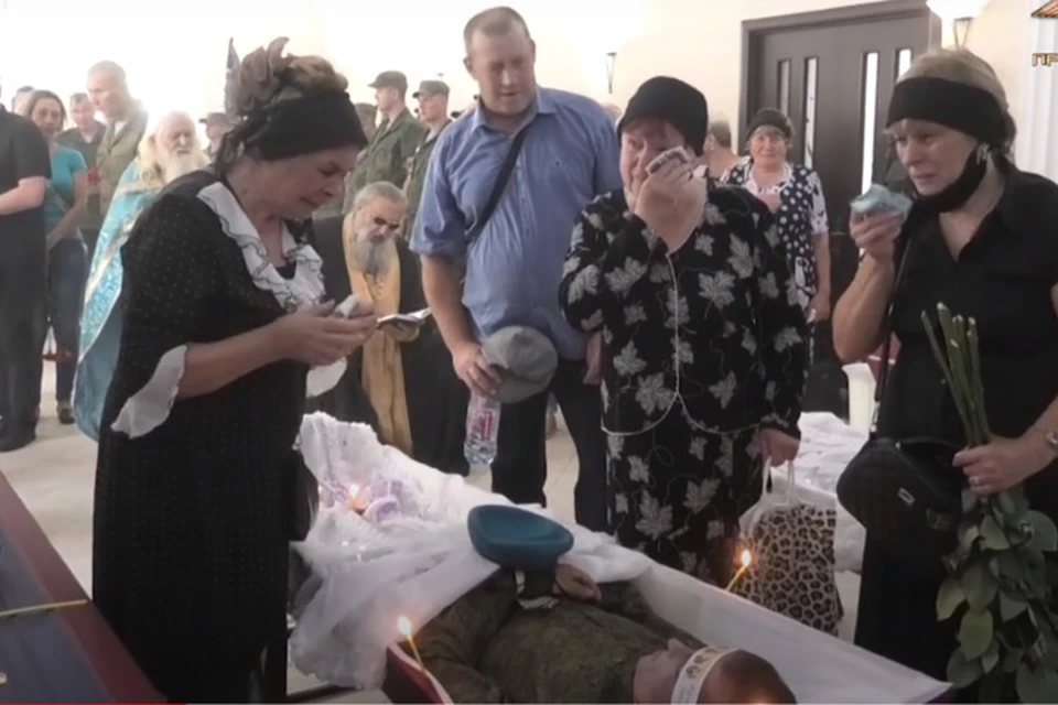 На похороны погибших военнослужащих пришли их родственники и близкие. Фото: Скриншот видео НМ ДНР