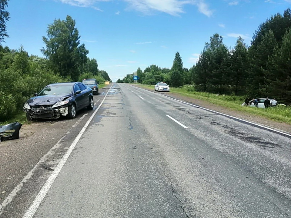 Водитель Ford Mondeo не выдержал дистанцию и столкнулся с Nissan Note. Фото: пресс-служба УМВД России по Томской области.