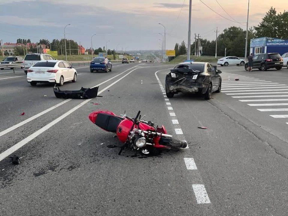 Автомобиль Chevrolet столкнулся с мотоциклом Suzuki